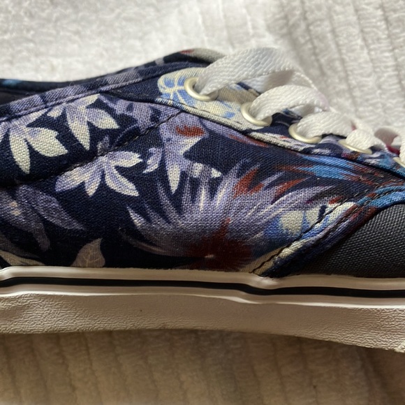 Vans - Picture 10 of 12